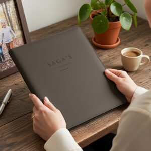 Anteckningsblockshållare - Svart - Graverat läder