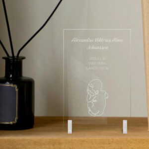 Doppresent - Glastavla med gravyr, Kommer med storken
