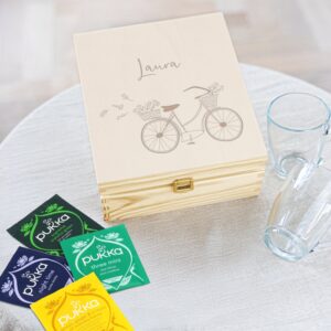 Graverad telåda i trä med två glas och fyra olika tesorter