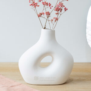 Torkade blommor i keramikvas med gravyr beige